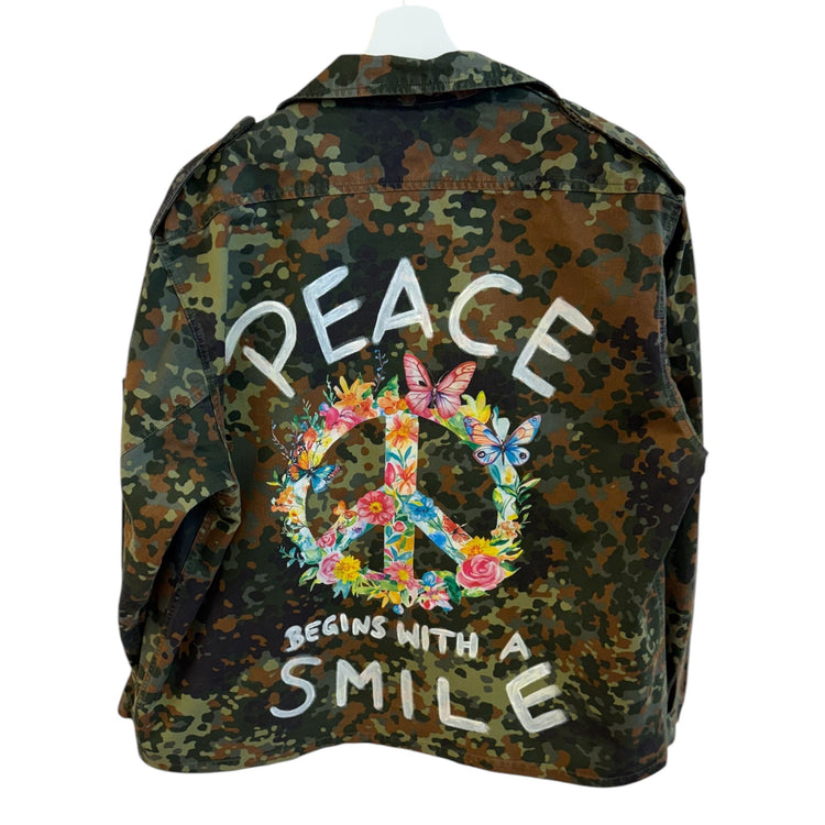 Handgefertigte Hemdjacke Peace Print, Smile Schriftzug 
