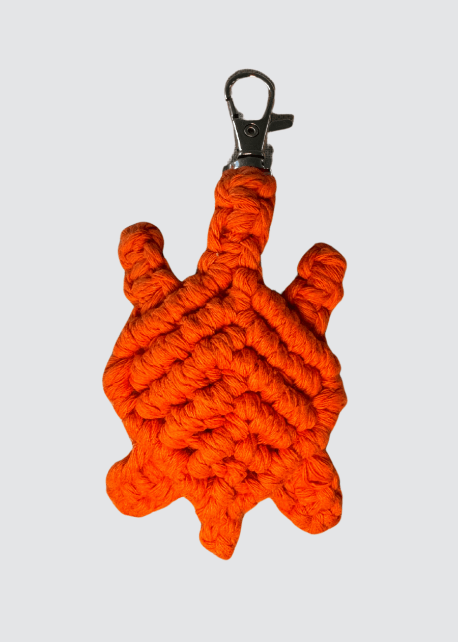 Orangefarbener Schlüsselanhänger aus Makramee in Schildkrötenform mit silbernen Karabiner - handgeknüpft, kraftvoll und einzigartig - rebelprintfashion